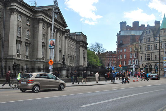 Ich bin aus meinem Hotel wirklich nur einmal um die Ecke gelaufen und sehe schon den pompösen Eingang zum Trinity College !
