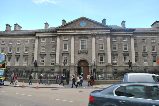 Es ist schon später Nachmittag, aber ich denke, es ist einen Versuch wert, jetzt sofort und pronto zum Book of Kells vorzudringen.