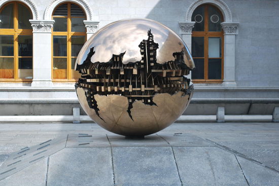 ...vorbei an einer edlen Kugel...