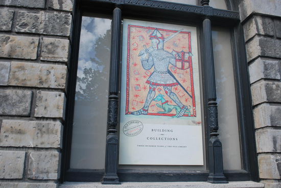 ...zur Old Library und dem Eingang für die Besichtigung der Bibliothek und des uralten Buches. Check ! Die Warteschlange ist extrem kurz und so bin ich innerhalb von wenigen Minuten im Heiligtum. Wie cool ist das denn ???
Ach ja: Es kostet 8 EUR Eintritt.