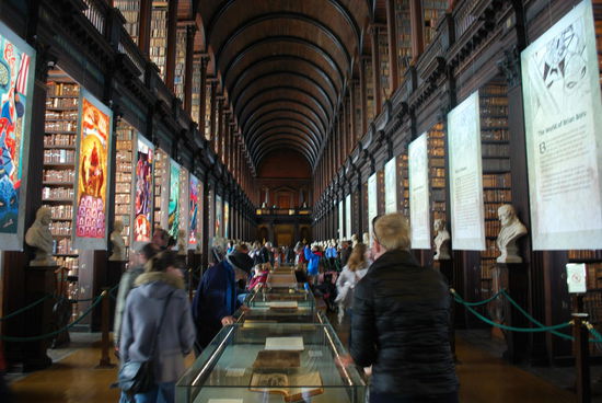 Im Schaukasten im Mittelgang sind immer ein paar Seiten des Book of Kells ausgestellt. Direkt draufhalten mit der Kamera ist nicht erlaubt.