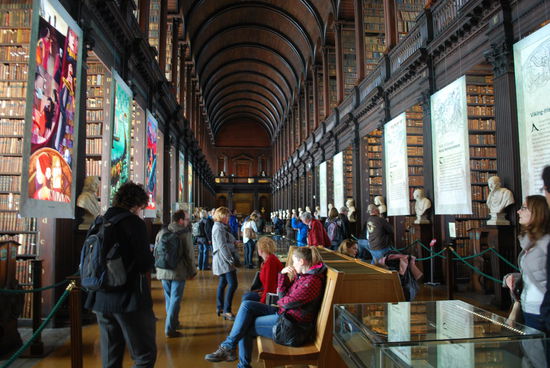 Tausende alte Bücher gut gesichert in den historischen Regalen