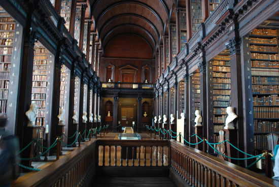 Long room der old library, 65 m lang und vollgestopft mit den 200.000 wertvollsten Büchern des College - und der ältesten Harfe Irlands.