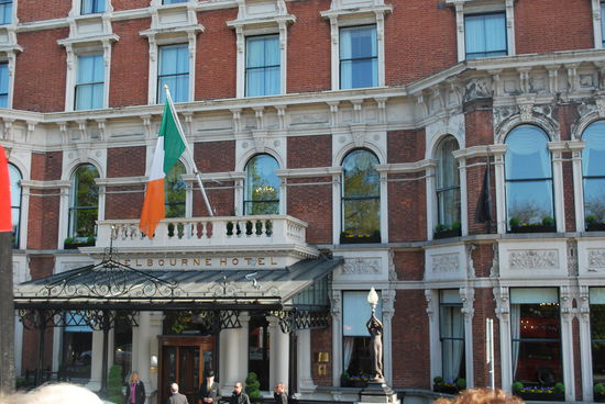 Ich sitze schon im roten Doppeldeckerbus für die Sightseeing-tour durch Dublin. Das ist das altehrwürdige Shelbourne Hotel.