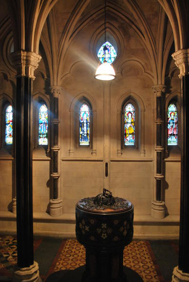 Welche Umstände mich so überraschen: Es kostet Eintritt ! Und das finde ich gut so, denn es muss Unsummen kosten, die Kirchen in diesem Zustand zu erhalten und so halte ich es absolut für angemessen, 4 EUR zu kassieren. Für alle, die sich darüber ärgern, für einen Kirchenbesuch Eintritt zu zahlen, steht vor der Kasse ein unübersehbares Schild, auf dem sehr nett erläutert wird, warum das hier so sein muss.