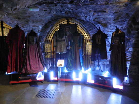 In der riesigen Krypta der Kirche befindet sich eine Ausstellung mit Kirchenschätzen, diesen Kostümen und - was mich wiederum sehr überrascht - ein Café ! Man kann hier unten in etwas spukiger Atmosphäre Kaffee trinken und Kuchen essen ! Finde ich absolut cool.