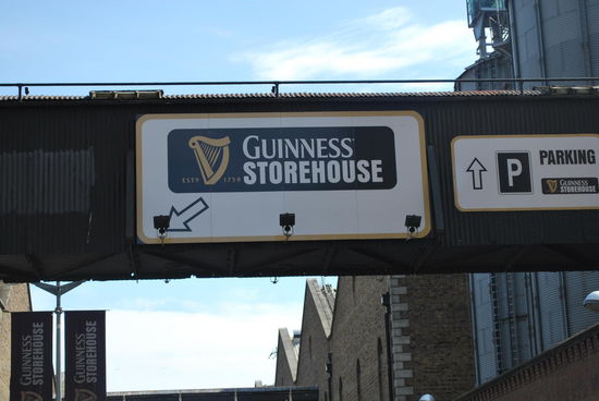 Da eine klassische Brauereibesichtigung hier verständlicherweise allein aufgrund der Größe logistisch unmöglich ist, gibt es das Guinness Storehouse und hier erfährt man  - auf sehr moderne Weise gestaltet - wirklich alles über Guinness