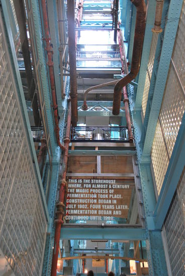 Gebäude von 1904, komplett entkernt und 2000 als 7-stöckiges Pint wieder eröffnet und seitdem beliebteste Sehenswürdigkeit ganz Irlands