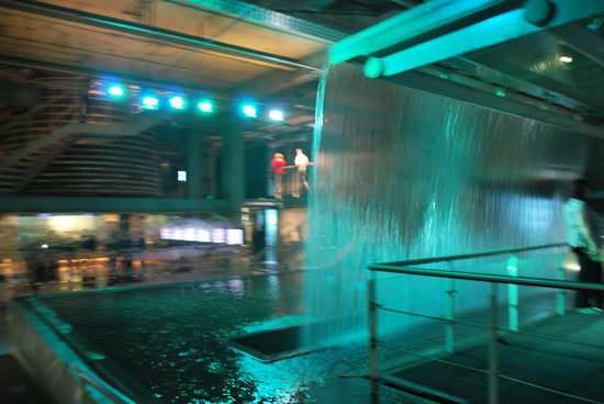 Eine der wichtigsten Zutaten, das Wasser. Dargestellt durch den spektakulären Wasserfall. Alle Besucher spielen hier wahnsinnig gerne herum, so auch ich...Hier