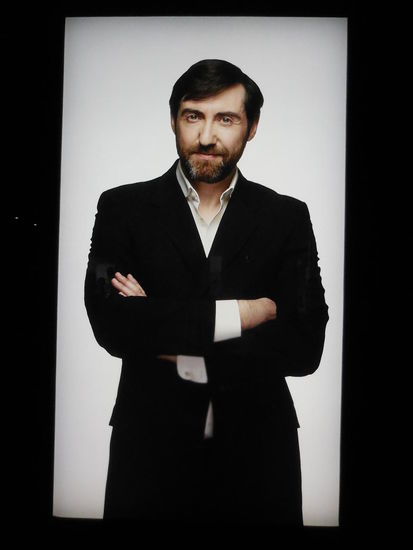 Einige Mitarbeiter und Familienmitglieder sprechen in richtig gut gemachten Videos zu einem. Es ist fast interaktiv, was hier geschieht.