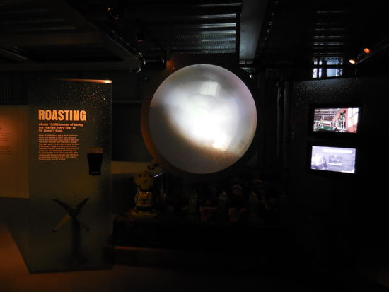 Die Gerste wird geröstet und das ist der Grund, warum Guinness so dunkel ist. AHA !!!