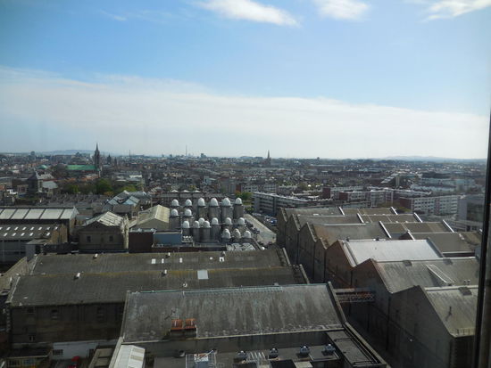 Durch das Gebäude bewegt man sich per Treppen, Rolltreppen oder den beiden gläsernen Aufzügen. Der Aufzug in die 7. Etage ist immer voll besetzt, denn da befindet sich die Gravity Bar mit 360-Grad-Blick auf ganz Dublin und hier bekommt man ein volles Pint Guinness ausgeschenkt. Ist im Eintrittspreis enthalten. Aber ich verzichte drauf, wie gesagt - ich bin kein Biertrinker - und werde es auch bei Guinness nicht werden...
