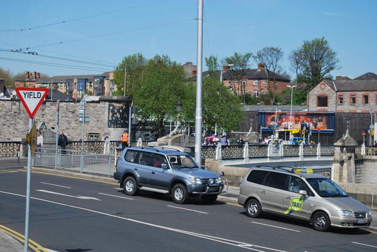 Souvenirshop der Guinness-Brauerei durchgestöbert und nun wieder in den Bus.