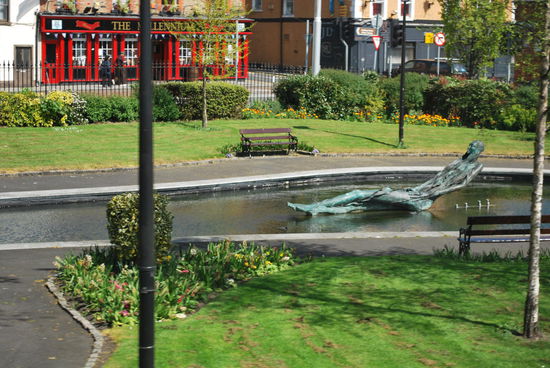 Ah, "floozie in the jaccuzzi". Nochmals wiederholt: Iren haben Humor ! Eigentlich ist das moderne Kunst, eine Frauenskulptur in einem kleinen Park-Teich, der auch einen kleinen Springbrunnen auf der Rückseite der Skulptur hat. Keine Ahnung, wie das Teil wirklich heißt oder von welchem Künstler es ist. Interessiert die meisten Dubliner bestimmt auch nicht und deswegen wird die Dame so genannt: Ich übersetze es mal ganz böse "Schlampe im Whirlpool".