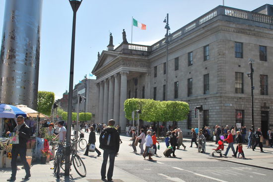 Das pompöse Gebäude rechts ist nur das Hauptpostamt !!!