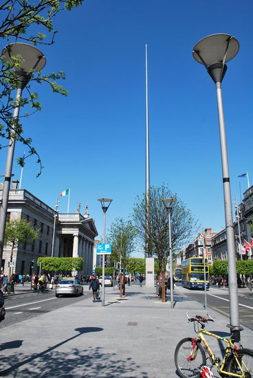 Die 123 m hohe Edelstahlnadel steht seit 2003 hier anstelle des von der IRA gesprengten Nelson Monumentes und ist ein Wahrzeichen der Stadt Dublin. Sie heißt "the spire" Die Spitze.