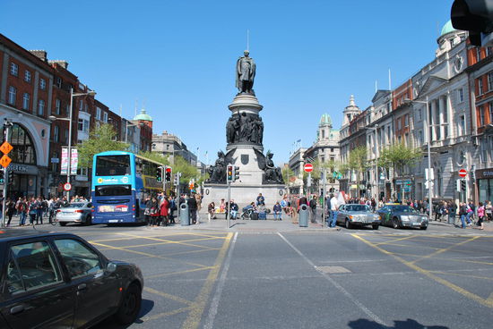 Nach Daniel O´Connell - der hier als Denkmal verewigt ist - ist der Prachtboulevard und gleichzeitig eine der breitesten Straßen ganz Europas benannt. Er war ein berühmter irischer Politiker des 19. Jahrhunderts.