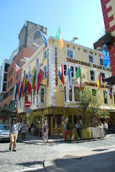 Es ist später Nachmittag geworden, mir qualmen die Socken, ich kann nicht mehr laufen, habe Hunger und Durst und bin müde. Ich finde ein kleines italienisches Restaurant in Temple Bar und schnabuliere hervorragende Spaghetti Carbonara zu einem sehr günstigen Preis. Die gehören definitiv auf meine best-of-list, und zwar auf Platz 3. Zugegebenermaßen habe ich in letzter Zeit auch den Überblick auf die aktuelle Liste verloren... Ich glaube, meine Mutter rangiert aktuell auf Platz 2, denn die weiß mittlerweile, wie ich es mag. Platz 1 noch immer ungeschlagen "La bella Napoli in Phokhara, Nepal".