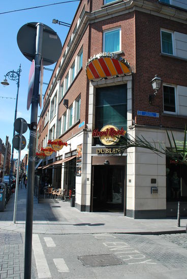 Hard Rock Café in Dublin, gleich gegenüber meines Zimmerfensters. Es ist Freitag Abend, oh, oh...