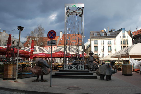 Souvenirmarkt mit Straßen-Cafés, aber das Wetter lässt zu Wünschen übrig. Riga wirkt wie ausgestorben.