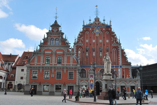 Das erste Mal ein WOW-Moment !! Schwarzhäupter-Haus - 1999 wieder komplett neu aufgebaut nach völliger Zerstörung im 2. Weltkrieg, den Rest haben die Sowjets erledigt und die Überreste einfach gesprengt.