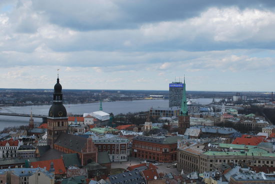 Riga von oben aus ca. 90 m Höhe - zuviel für mich, zumal der Turm offen ist. Ich fühle mich schrecklich unwohl und will sofort wieder runter.