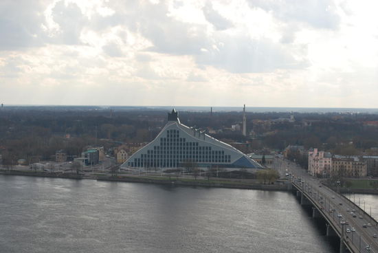 Die niegelnagelneue lettische Bibliothek - die Bücher wurden per Menschenkette "umgesiedelt". Aushängeschild von Riga als Kulturhauptstadt Europas 2014. Viele Rigenser mögen das moderne Gebäude nicht....