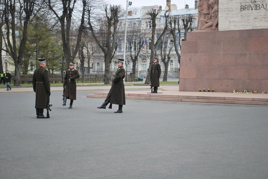 Wachablösung - A. erklärt, was ihre Kollegen da gerade so tun, warum und wieso
