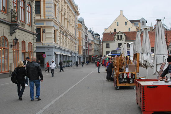 Souvenirstände - es wird viel Bernstein angeboten, den man an den Ostsee-Stränden Lettlands immer noch zahlreich finden kann. A. erzählt von großen Klumpen Bernstein, die sie zuhause hat und selbst am Strand gefunden.