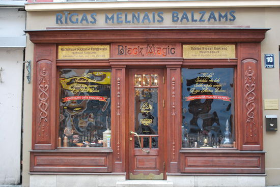 Hier wird eine Spezialität des Landes verkauft: Schwarzer Balsam, ein spezieller Kräuter-Schnaps