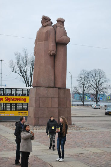 Denkmal ??? Man muss sich diesen Sonntag so vorstellen: 2 Frauen latschen durch Riga und haben sich unendlich viel zu erzählen. Fotos mache ich nur nebenbei... A. und ich quatschen ohne Ende...