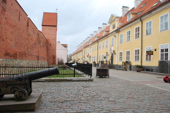 links der Rest der alten Stadtmauer