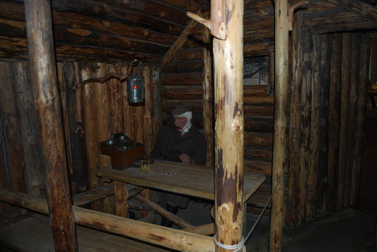 im Militärmuseum - Eintritt kostenlos und A. kennt sich da wie im Schlaf aus. Sie geht immer mit allen jungen Kadetten hinein.