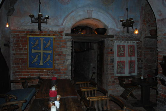 Mittelalter-Restaurant in Rigas Altstadt - sowas gibt es mittlerweile fast überall mit den entsprechenden "Gelagen". A. findet es aber total cool und deswegen trinke ich hier mein erstes und einziges lettisches Bier.