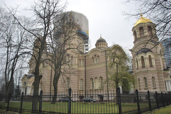Dieses Teil fasziniert mich wegen der Zwiebeltürme - es ist eine russisch-orthodoxe Kirche. Während der Sowjet-Zeit haben sie einen Zirkus daraus gemacht, bzw. ein Kino. Jetzt - nach umfangreichen Arbeiten - ist es wieder eine russisch-orthodoxe Kirche.