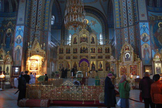 Ich: "Darf ich hier drinnen ein Foto machen - ohne Blitz ?" A.: "Ach, klar, mach´ mal." Klack, das Geräusch meiner Kamera. Und sofort stürmt ein Typ auf mich los und beschimpft mich übelst auf russisch. Ich entschuldige mich sehr devot auf englisch, aber der Typ schreit weiter auf mich ein. Ich entschuldige mich nochmals auf deutsch, aber der Typ ist etwas außer Kontrolle. A. und ich sind sehr schnell auf dem Rückzug - bloß raus hier !