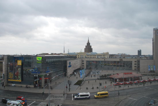 Blick aus meinem Hotelzimmer: Ach ja ! A. hatte noch gefragt, "warum hast du denn so ein Hotel gebucht " ? "Wieso" ? "Naja, zumindest war es mal ein Stundenhotel !" DESWEGEN die durchgelegenen Matratzen !!!! Der Tag neigt sich dem Ende zu - ich bin müde und morgen geht es schon weiter nach Warschau. Für den Flug RIX - WAW mit LOT Polish Airlines habe ich übrigens nicht zuvor online eingecheckt, die machen das auch gern noch auf die konventionelle Art und Weise.
Fazit Riga: Die Kulturhauptstadt 2014 hat einiges zu bieten und ist eine Reise wert. Die Altstadt ist wirklich super-süß und es gibt viel zu sehen, auch einige Dinge, die ich jetzt hier nicht vorgestellt habe: Z.B. die vielen prachtvollen Jugendstil-Bauten, die größtenteils tipp-topp modernisiert sind. Viel schöner, als im regnerischen April muss Riga im Sommer sein. Dann lohnt sich auch unbedingt ein Ausflug nach Jurmala an die perfekten Ostseestrände, per Nahverkehrszug ganz einfach in 20 Minuten zu erreichen. Ansonsten: Ein paar Euro mehr ausgeben für ein schöneres Hotel und tierisch gut aufpassen auf die Wertsachen !!
