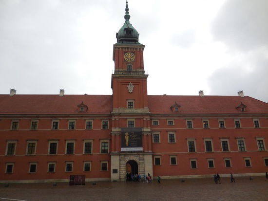 Das Warschauer Schloss - hier bin ich echt beeindruckt, denn so ein Gebäude wieder ganz neu aufzubauen, nachdem die Brandruinen 1944 gesprengt wurden, ist enorm. Der Wiederaufbau aus Spendenmitteln hat 17 Jahre gedauert während der 1970er und 1980er Jahre.