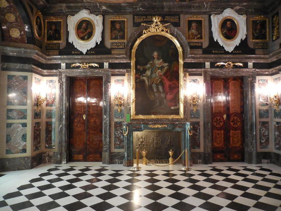 Auch innen erstrahlt alles in altem Glanz