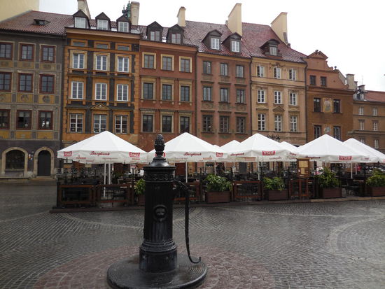 die Straßencafés bleiben aufgrund des schlechten Wetters leider verwaist