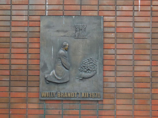 ...wo Willy Brandt 1970 seinen berühmten Kniefall macht, wofür es wiederum ein extra Denkmal gibt