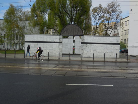 Umschlagplatz - grausig: Von hier aus wurden ca. 300.000 polnische Juden in die Vernichtungslager gebracht