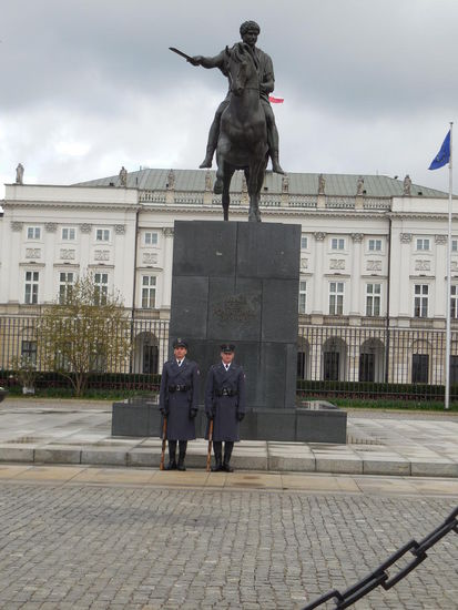 Vor dem Präsidentenpalast