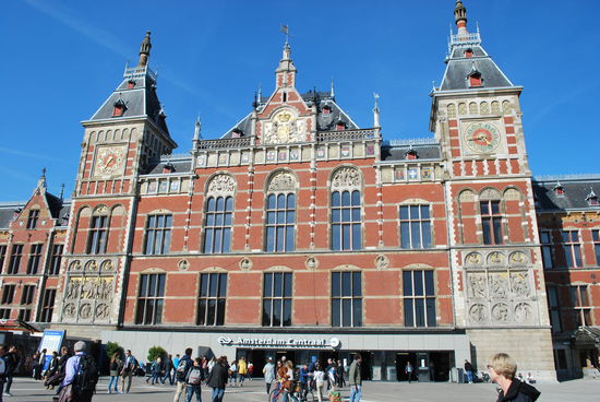 Amsterdam Centraal - gleich gegenüber liegt die Tourist Information, ich rein da. Das Teil hätte man wegen Überfüllung auch gleich schließen können... Immerhin entdecke ich einen Automaten, aus dem ich mir für 2,50 EUR einen Stadtplan ziehen kann. Ansonsten bin ich sofort wieder raus da ! 2,50 EUR, ganz schön dreist, bisher hatte ich die Pläne immer kostenlos bekommen !