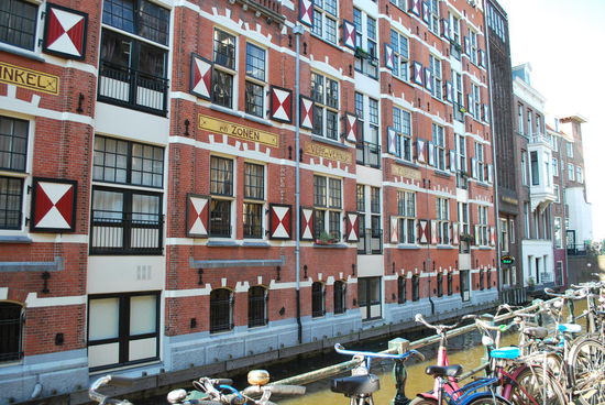 ...gelegen an einer kleinen schönen Gracht