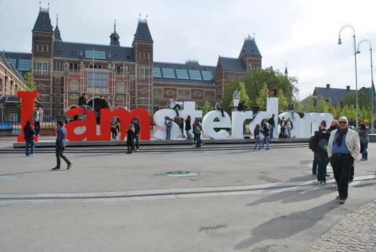 Marketing-Coup: Der Stadtname "Amsterdam" bietet natürlich die Steilvorlage für so eine Geschichte. Deswegen steht nicht nur eine "I amsterdam"-Anlage herum für Buchstaben-Kletterer und deren Fotografen - vor dem Flughafen Schiphol eine weitere und noch eine vor der Amsterdamer Oper