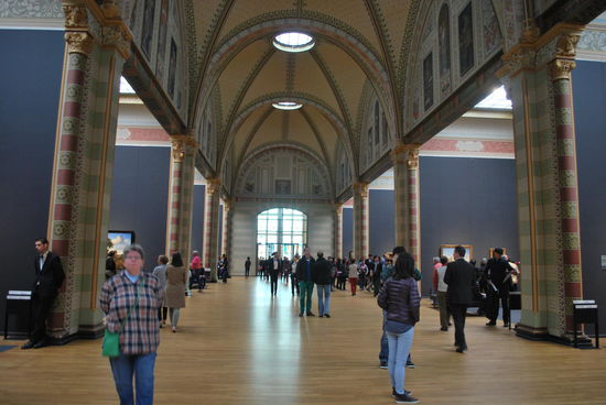 Das make-over des Rijksmuseums hat 8 Jahre gedauert - es zeigt heute etwa 8000 Kunstobjekte aus 800 Jahren niederländischer Geschichte und noch viel mehr. Es ist wirklich ein must in Amsterdam !