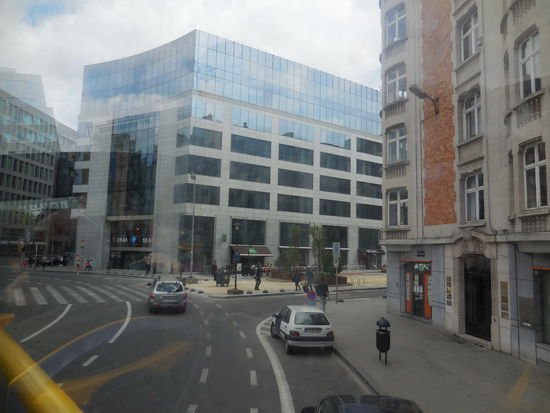 Mit dem Sightseeing-Bus geht es jetzt durch das EU-Viertel, wo ich nicht aussteige, weil ich einfach mal eine halbe Stunde im Sitzen verbringen möchte.