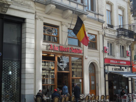 Zum plötzlichen Tod - "à la mort subite"- diese Kneipe ist berühmt in Brüssel - wer hier das gleichnamige Bier probiert, stirbt aber nicht sofort...