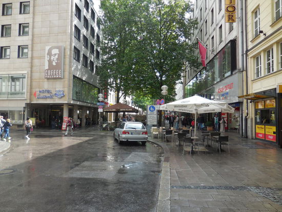 Alles auf Anfang für München, aber warum muss es jetzt schütten, wie aus Eimern ??? Egal, ich habe eine für derartige Wetterverhältnisse perfekt passende norddeutsche Kutte an, einen gelben "Friesennerz", allerdings kein Ölzeug, sondern Kunstfaser...